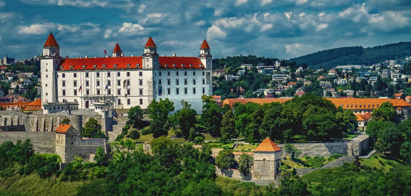 Parkmöglichkeiten in Bratislava, einschließlich Parkhäuser und Straßenparkplätze