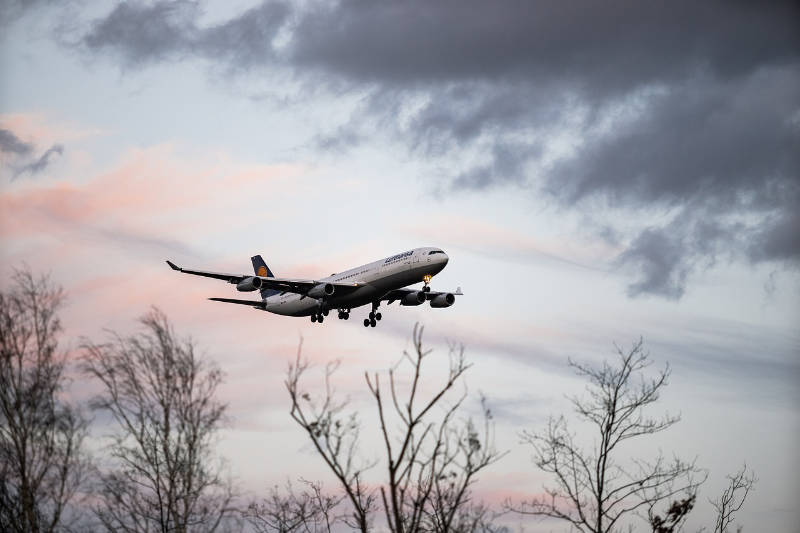 Flugzeug im Landeanflug - Flughafen Hamburg