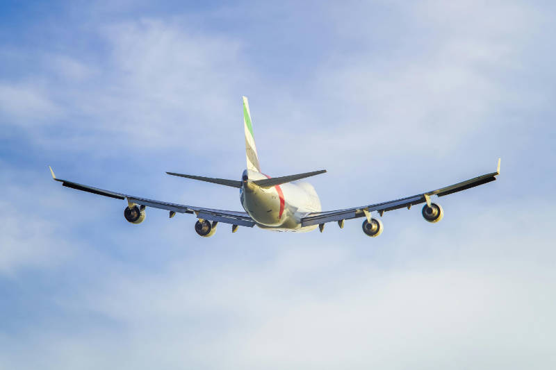 Parken Flughafen Hannover - Flugzeug im Landeanflug