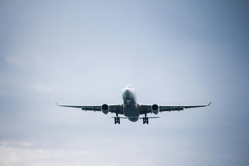 Parken Flughafen Köln Bonn - Flugzeug im Landeanflug