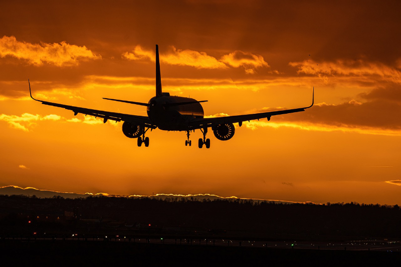 Parken Flughafen München - Flugzeug beim Landeanflug