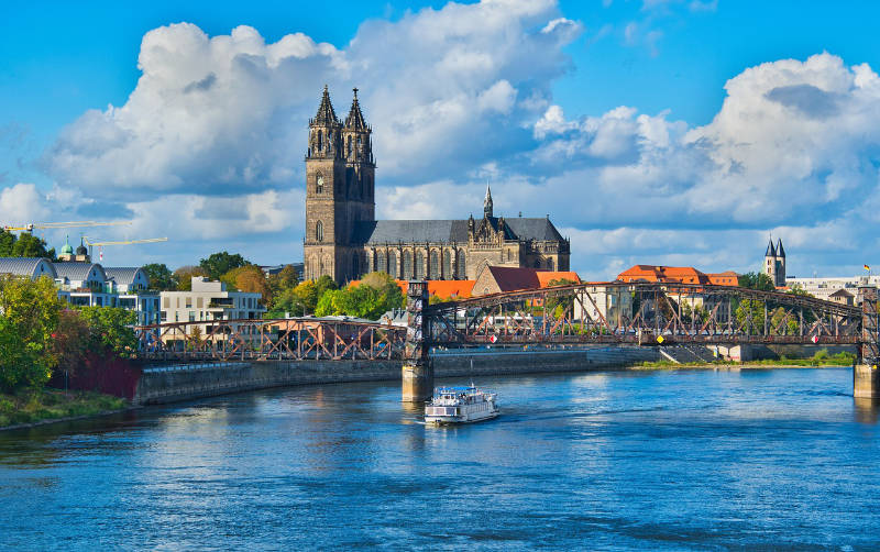 Magdeburg Parken - Blick von der Elbe auf den Dom