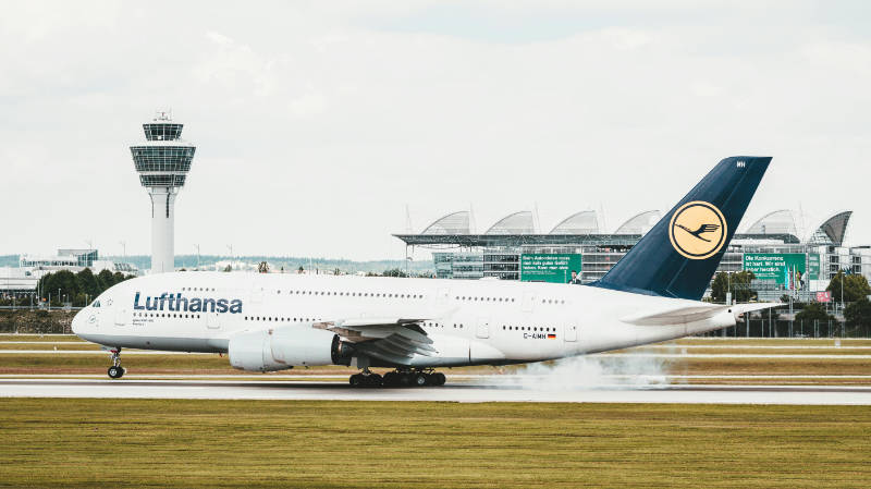 Parken Müchen Flughafen - Landebahn Lufthansa Flugzeug