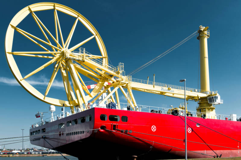 Parken Bremerhaven - Riesiges Rad über Frachtschiff im Hafen