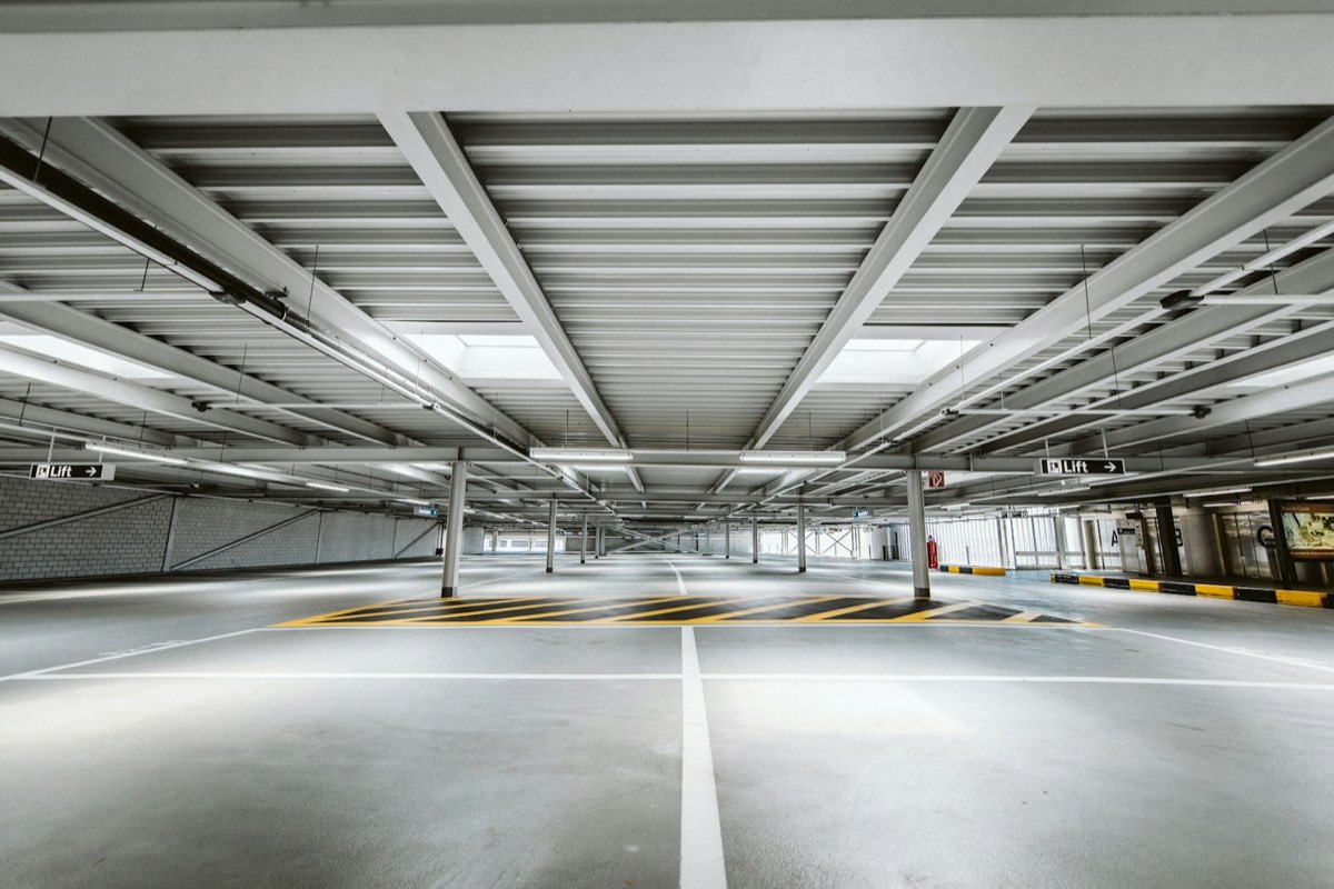 Leeres, helles und modernes mehrstöckiges Parkhaus von innen