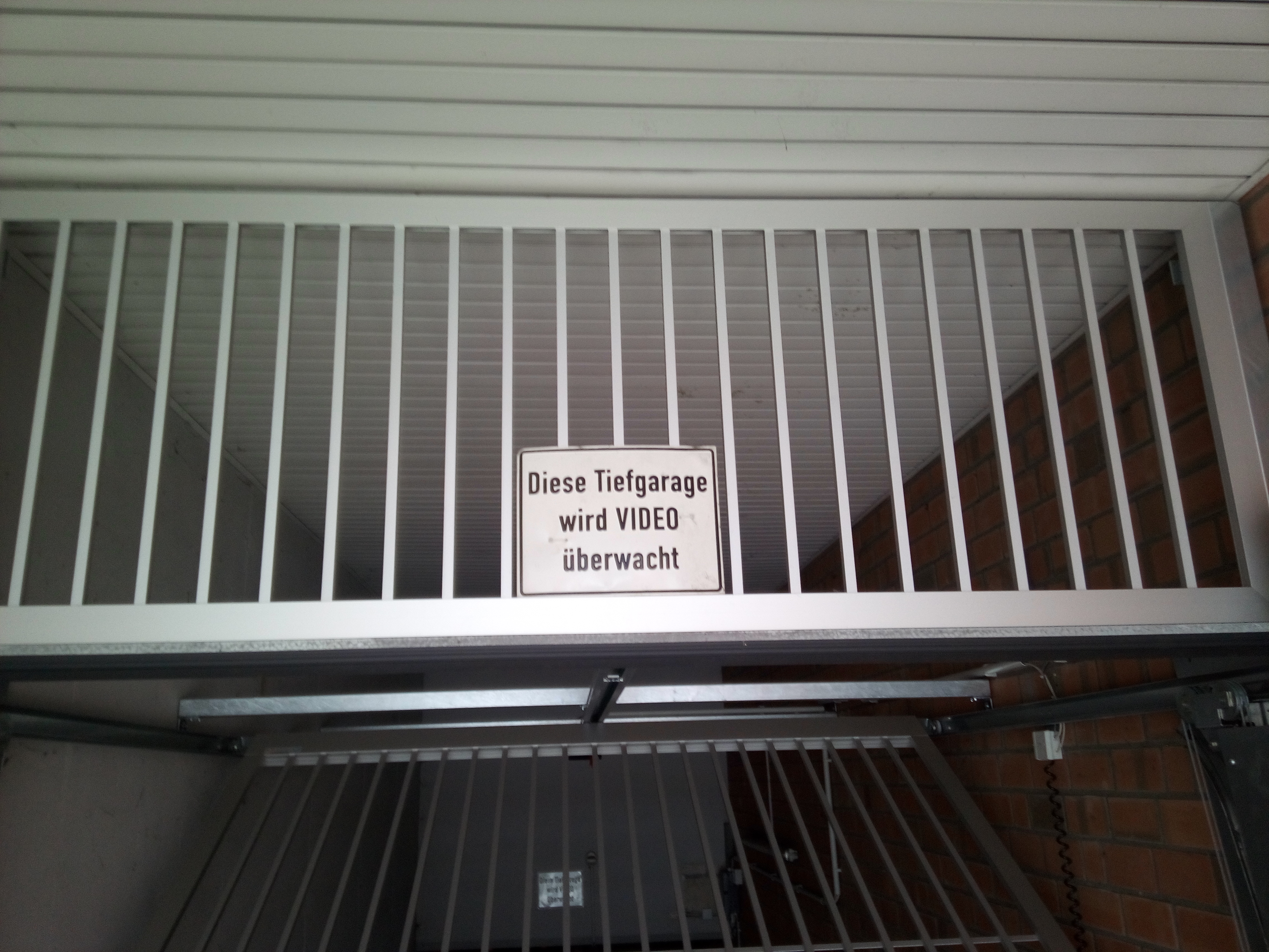 PKW-Stellplatz, sicher und in zentraler Lage günstig zu vermieten – Bild 2