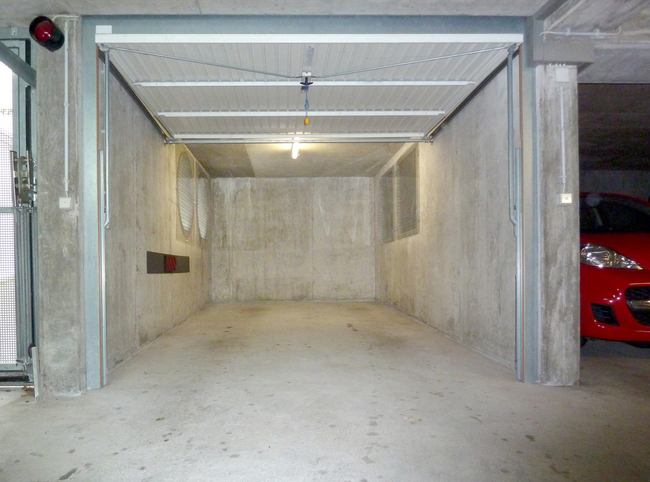 Vermiete abgeschlossene Garage mit Strom und Licht - provisionsfrei - direkt vom Eigentümer – Bild 1