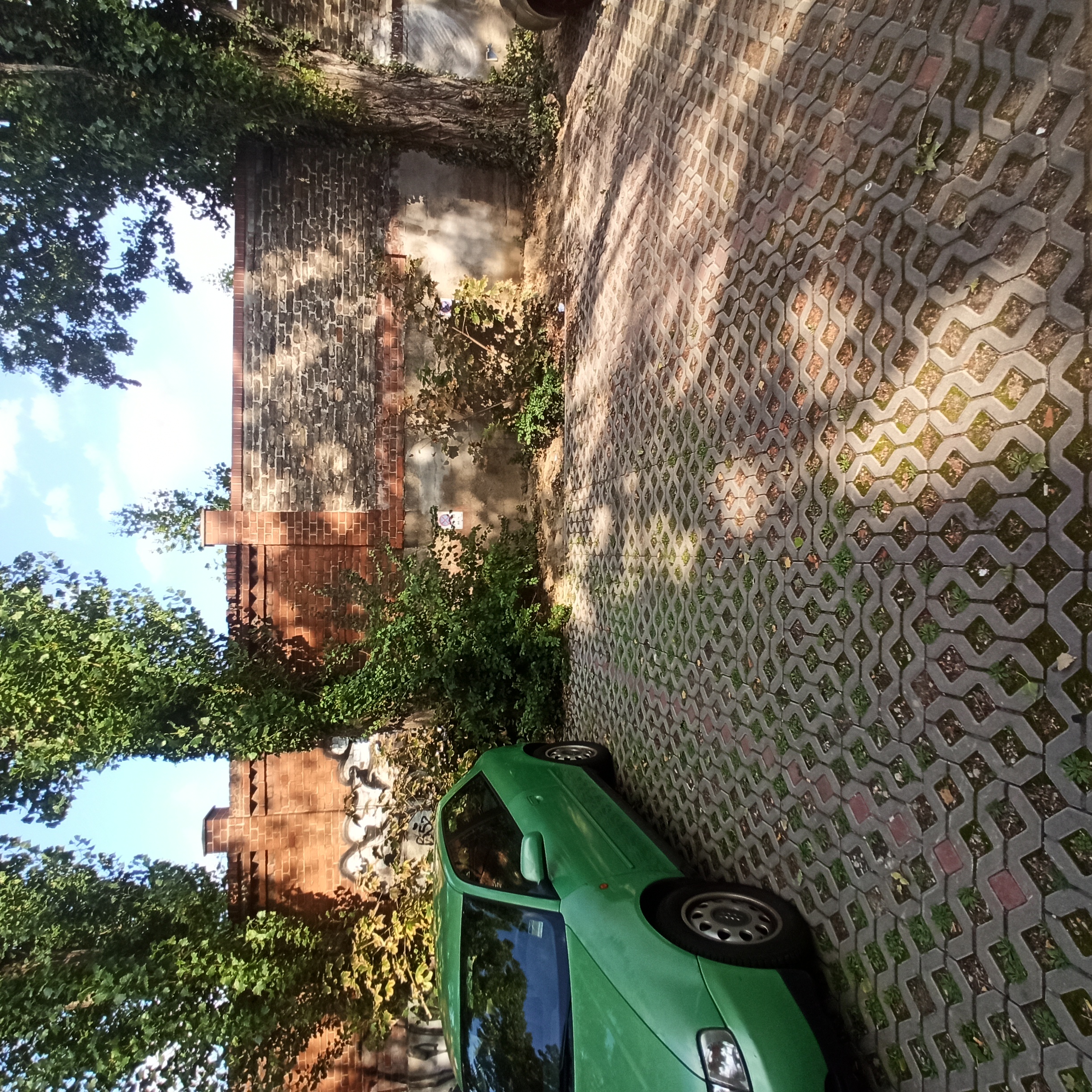 Moderner Gut gelegener Parkplatz – Bild 1