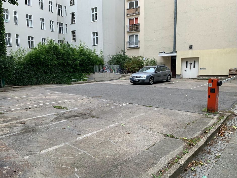 Parkplatz mit Schranke, Grenze Wilmersdorf und Schöneberg – Bild 1