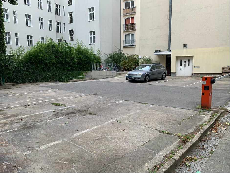 Parkplatz mit Schranke, Grenze Wilmersdorf und Schöneberg – Bild 1