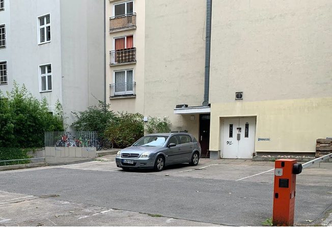 Parkplatz mit Schranke, Grenze Wilmersdorf und Schöneberg – Bild 2