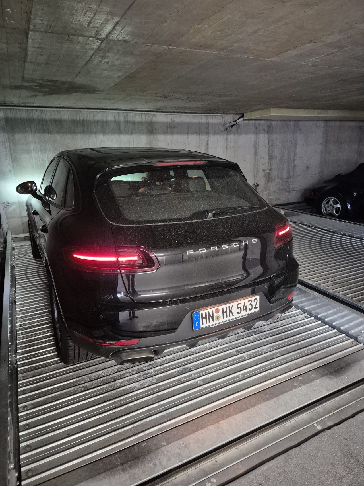 Tiefgaragenstellplatz mit Wallbox – Bild 2