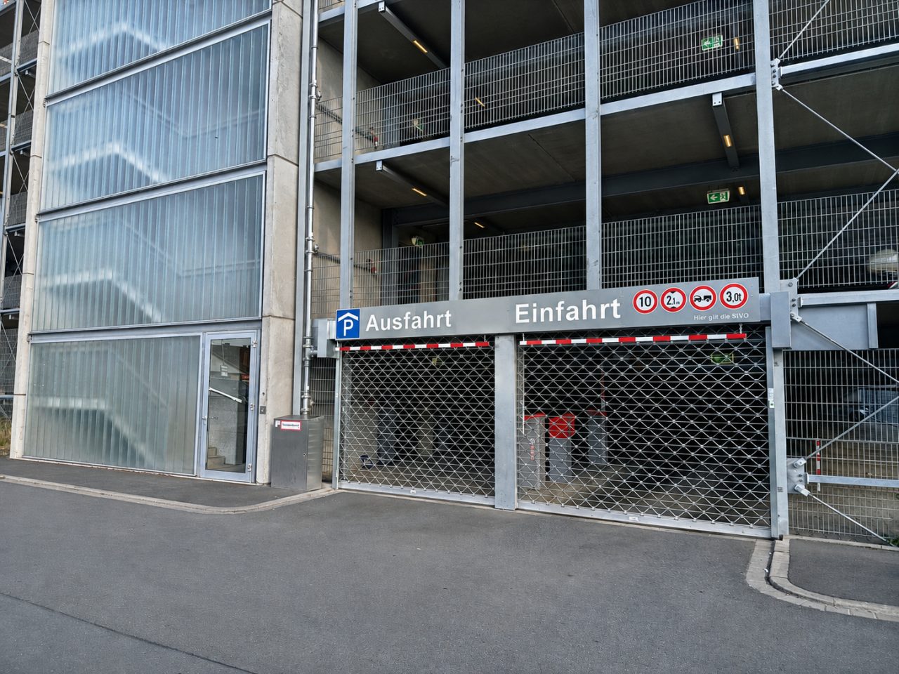 Moderner PKW-Stellplatz in gepflegtem Parkhaus zu vermieten.