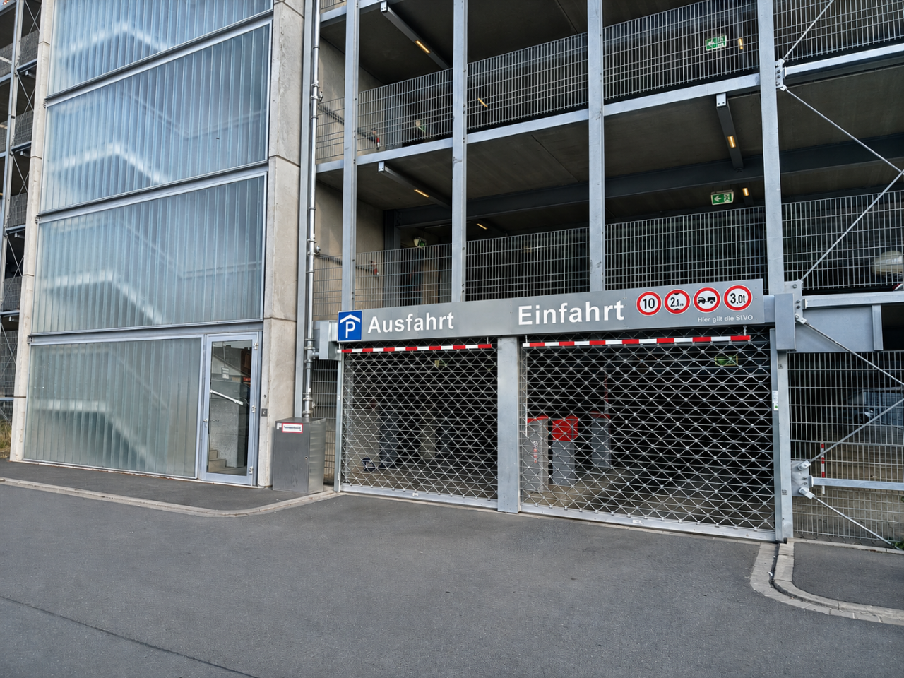 Moderner PKW-Stellplatz in gepflegtem Parkhaus zu vermieten. – Bild 1
