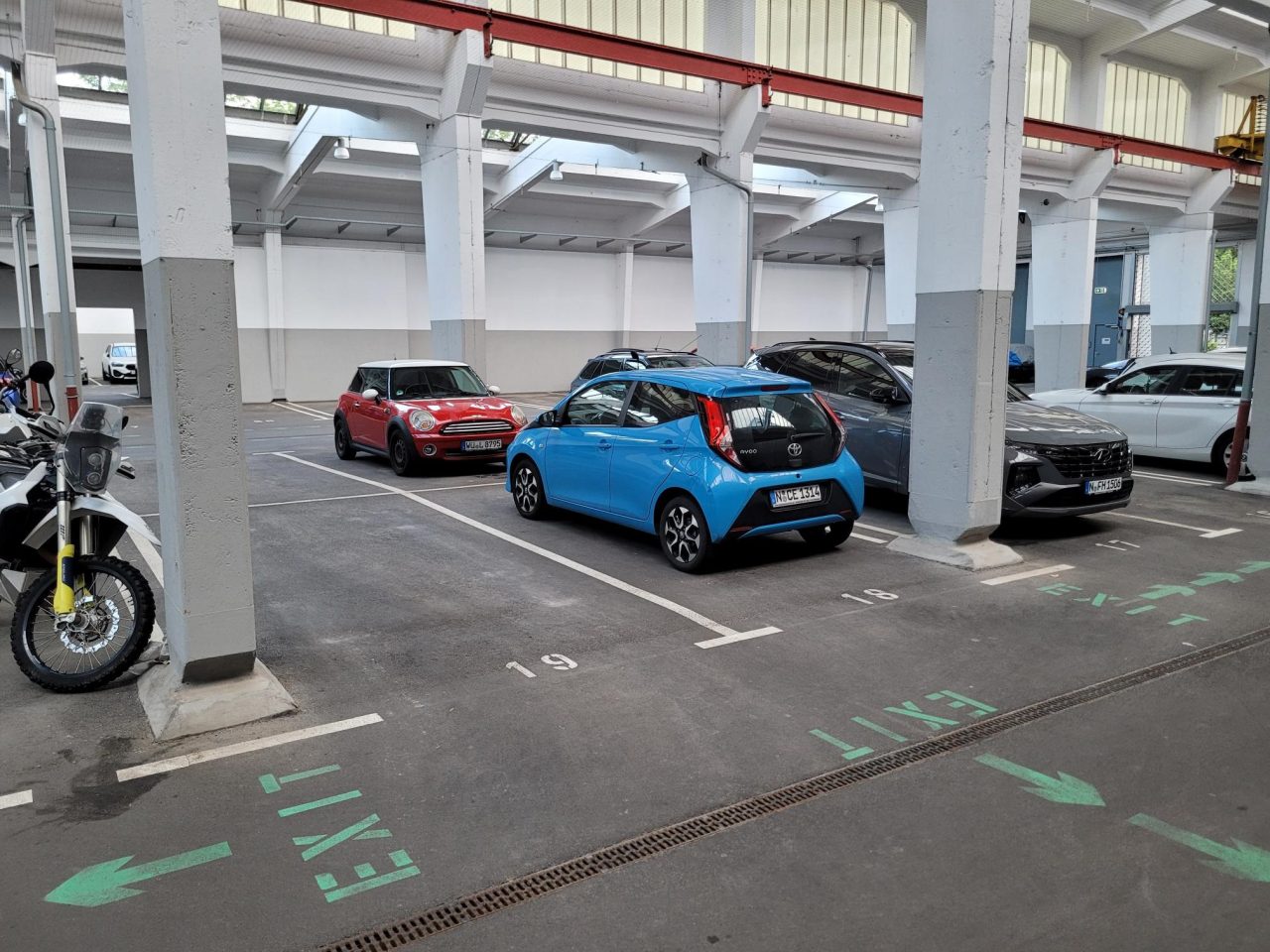 Parkplatz in großer moderner Parkanlage mit elektrischem Tor – Bild 2