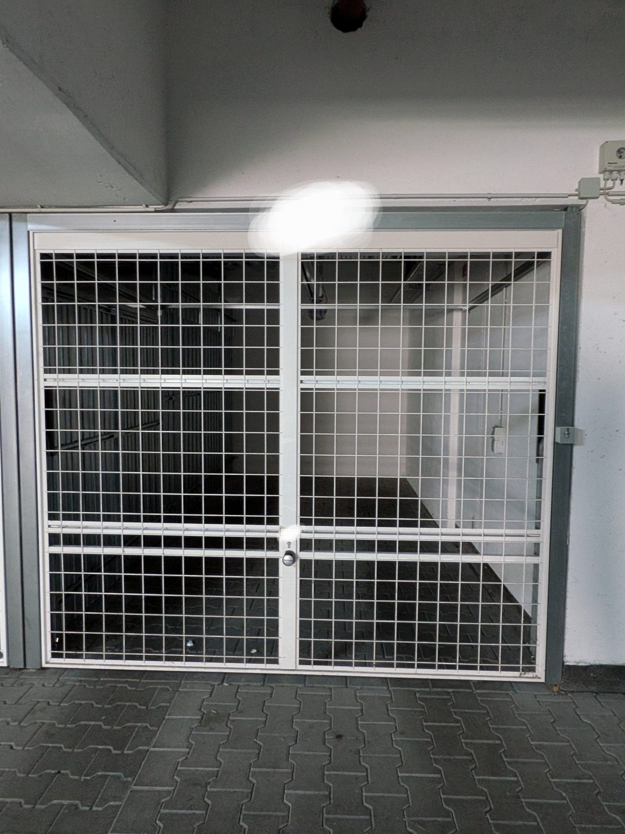 Tiefgaragenstellplatz Frankfurt-Nied, Van- und SUV-tauglich, 150 €/Monat