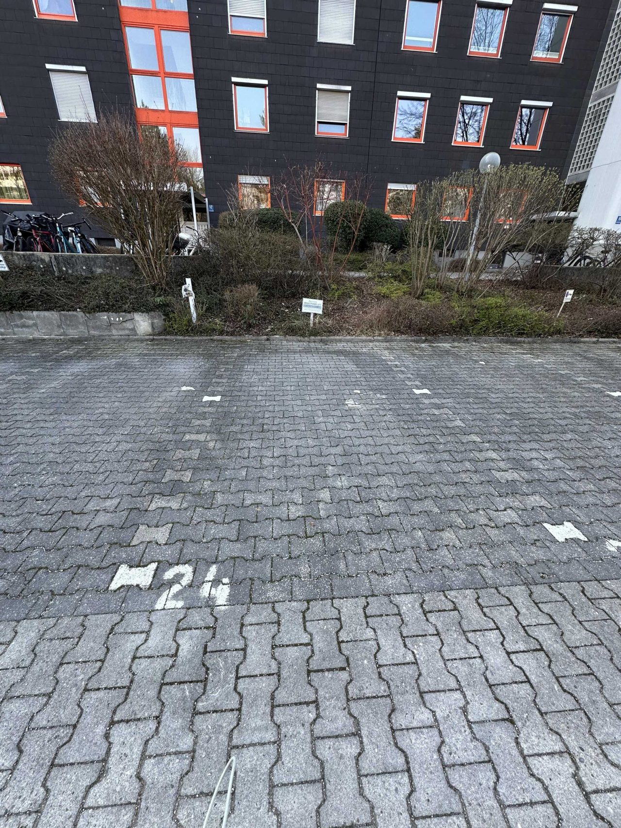 Privater Parkplatz in Laufnähe U-Bahnhof Westendstraße – Bild 1