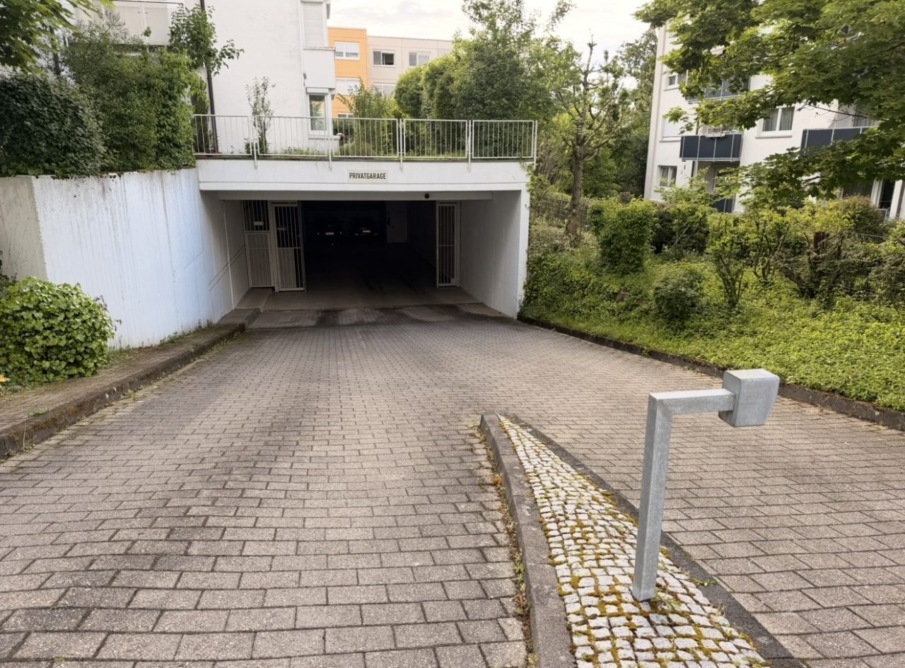 Abgeschlossener Tiefgaragenstellplatz – Bild 1