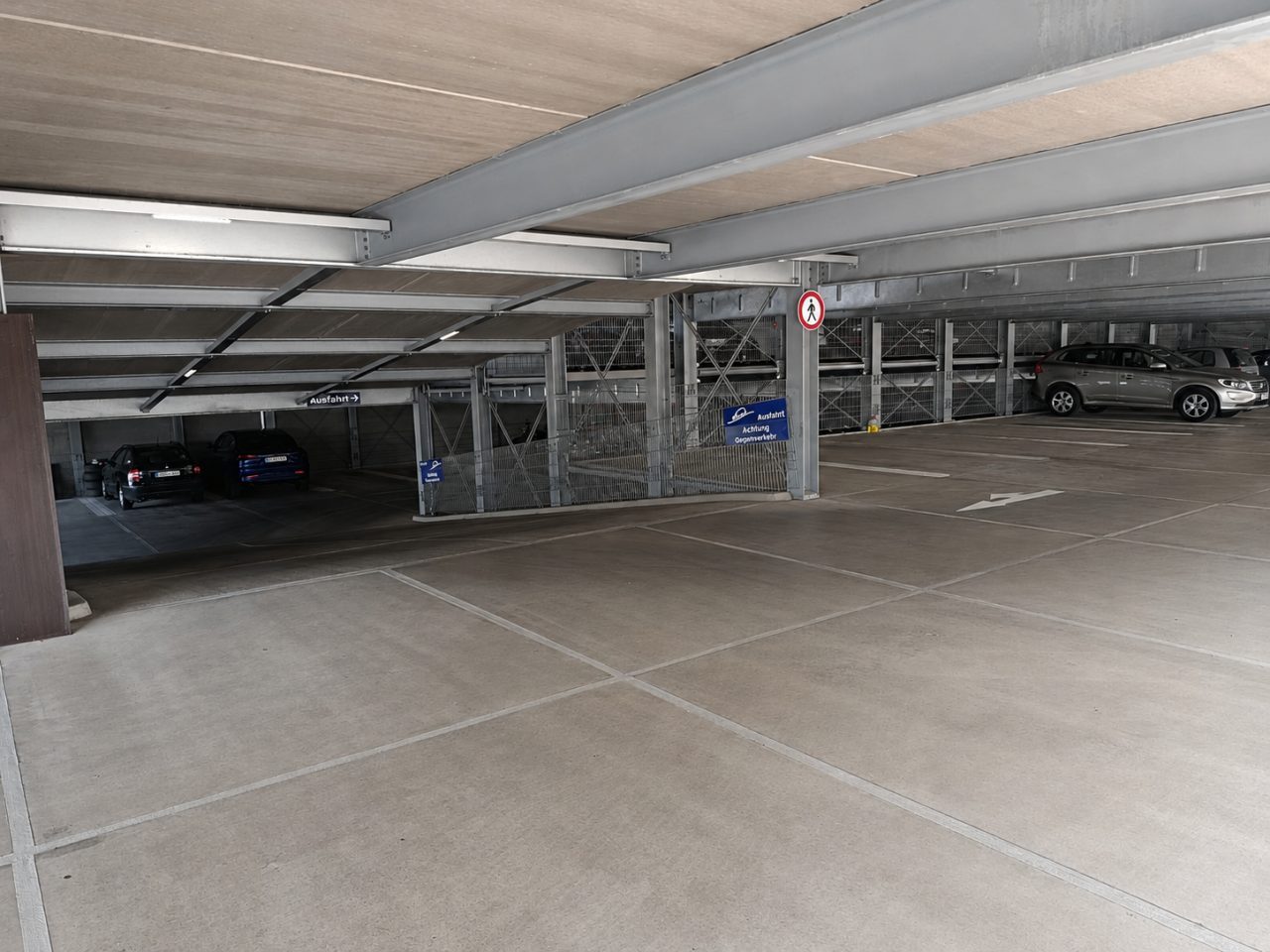 Moderner PKW-Stellplatz in gepflegtem Parkhaus zu vermieten. – Bild 2