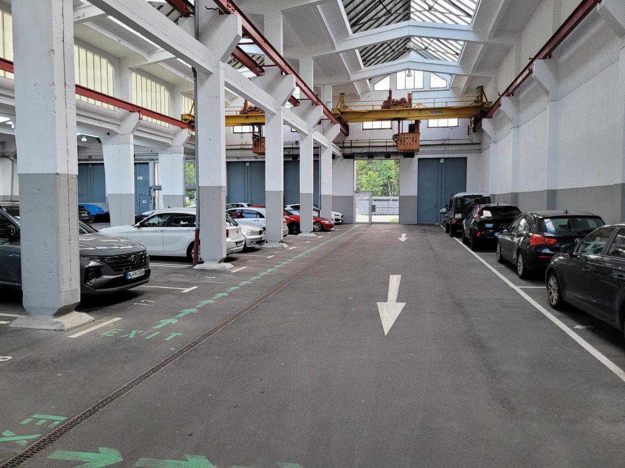 Parkplatz in großer moderner Parkanlage mit elektrischem Tor – Bild 1